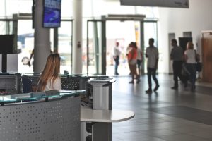 Servicio de conserjería en el vestíbulo de un edificio