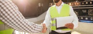 Auxiliar de servicios con chaleco identificativo